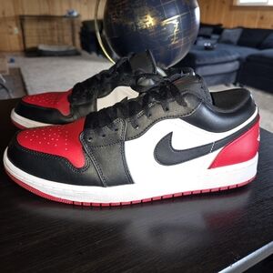 Nike Black Red White Low-Top Sneakers